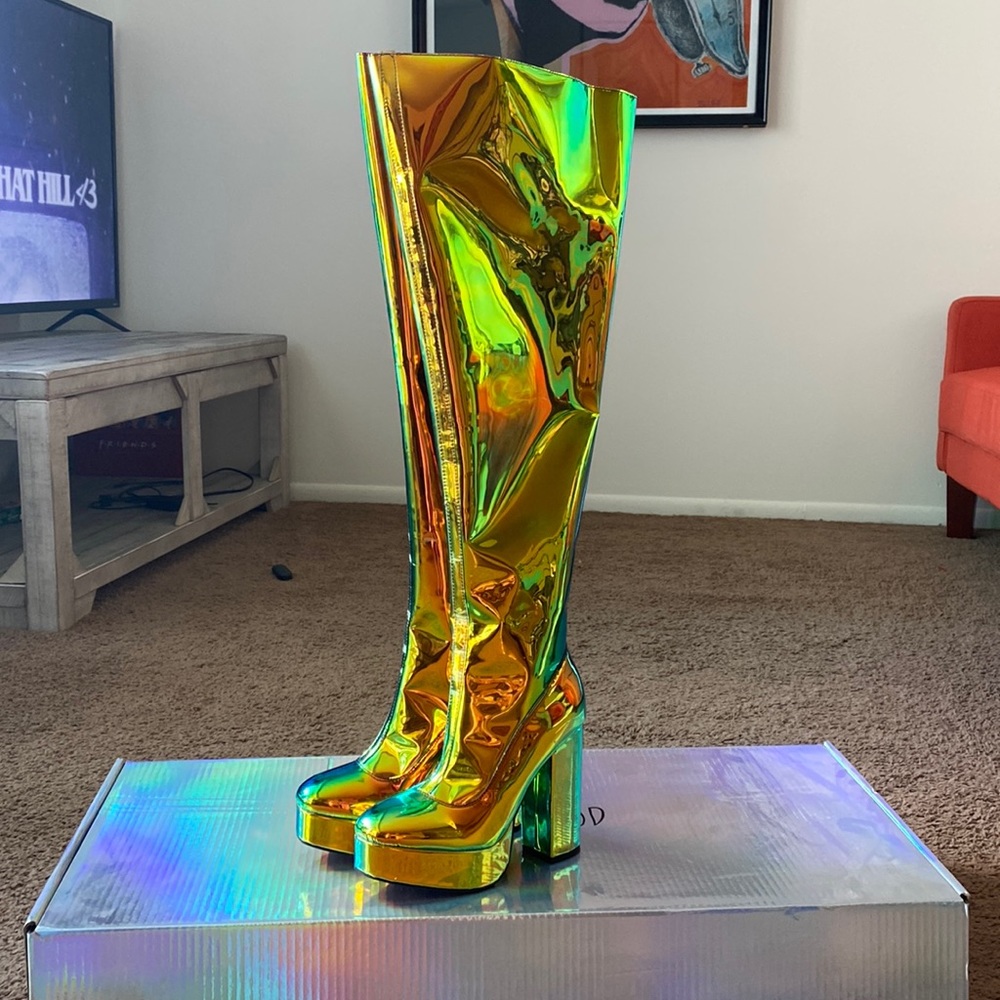 Chromatic go-go boots 💙💚💛